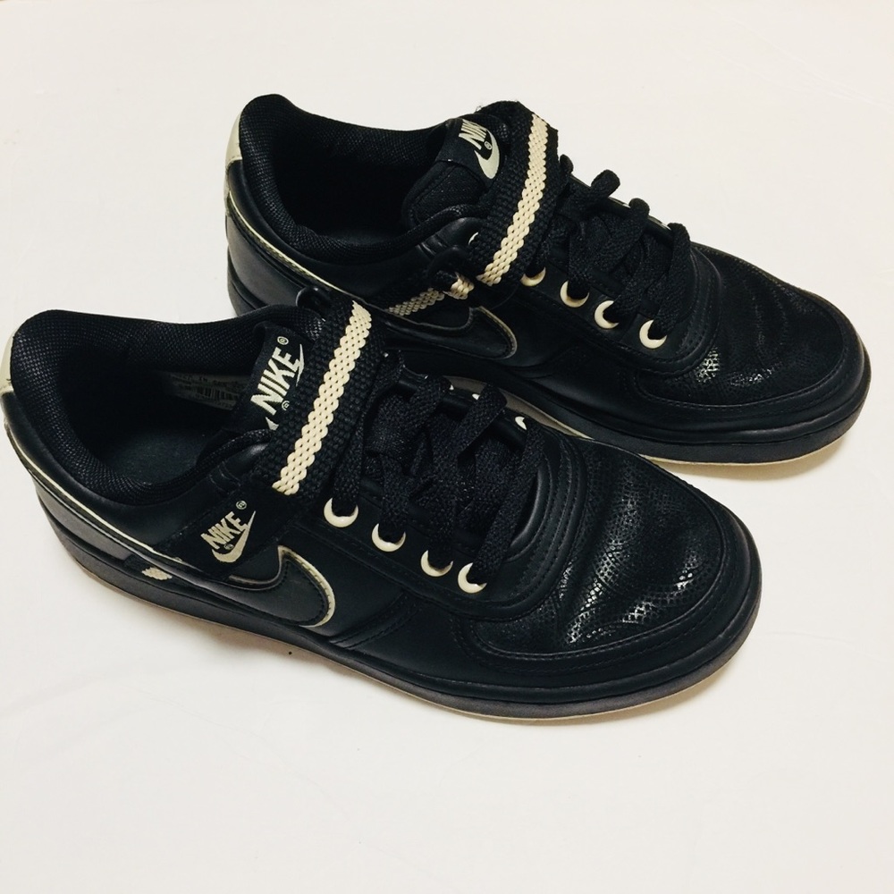 Women’s size 7.5 black nike sneakers.